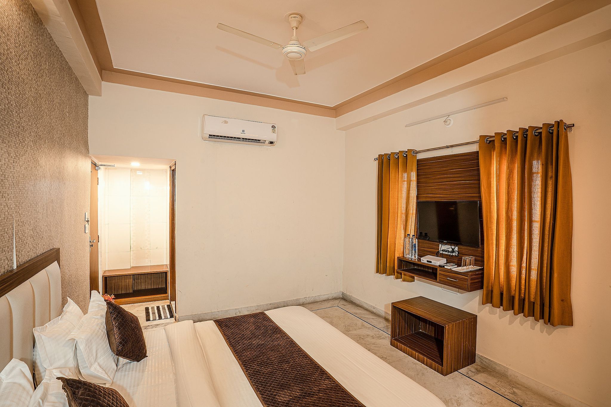 Tripli Udaipur Deluxe Double Room 7