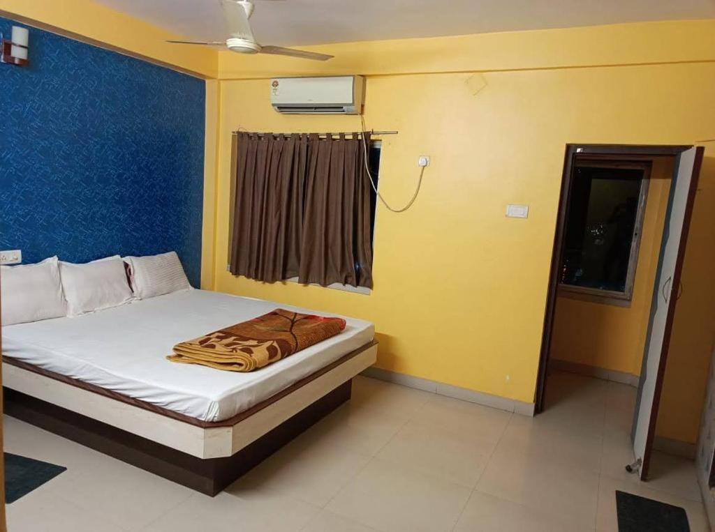 Hotel Prasant DELUXE DOUBLE ROOM AC Room (2 Adults + 1 Child) 3