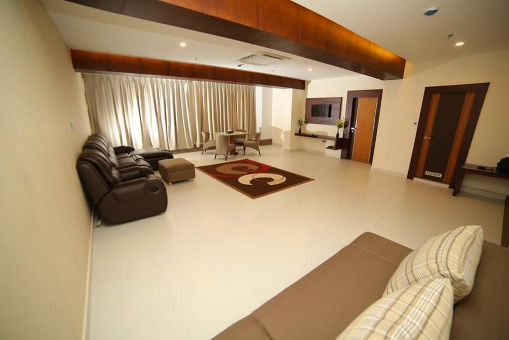 Vavas Inn & Suites Vista AC Suite 5