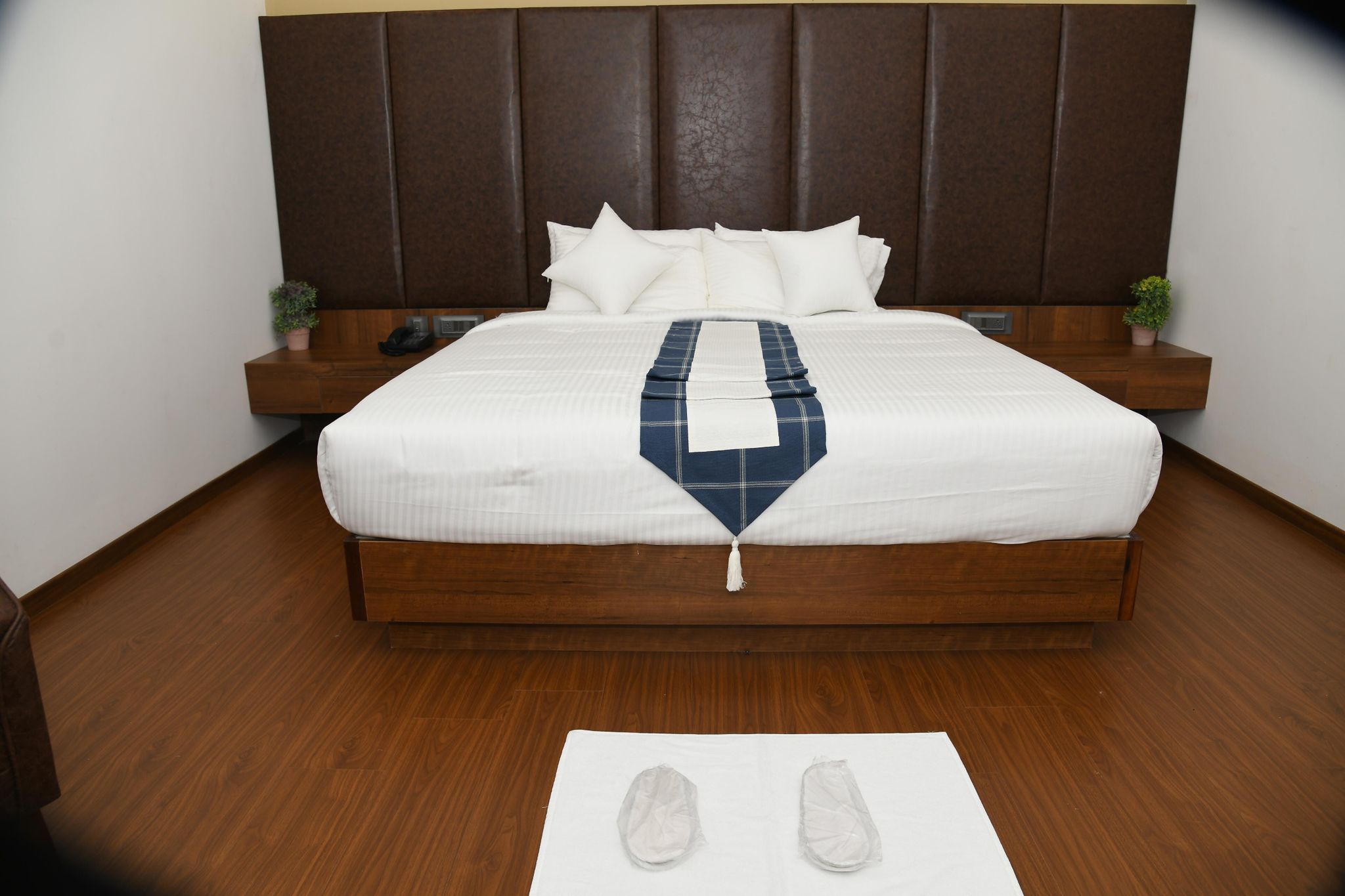 J P Airport Hotel Executive Room 4