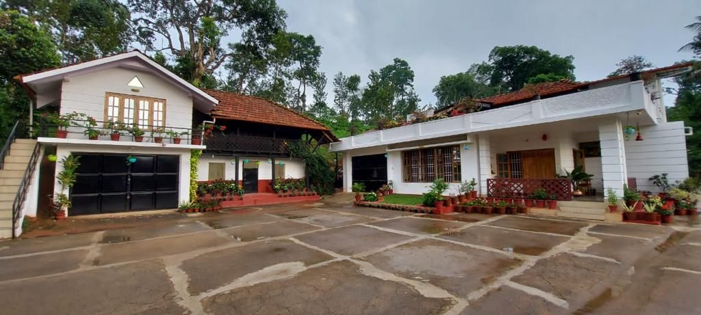 Family estate stay near Murnad