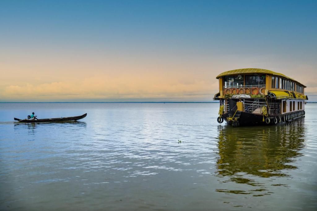 JCT Houseboat Deluxe Sharing Houseboats (Ac timing 9.00Pm to 6.00AM) 9