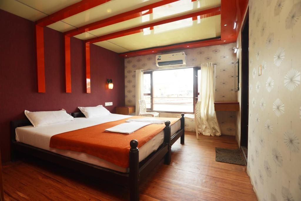 undefined JCT Houseboat 4