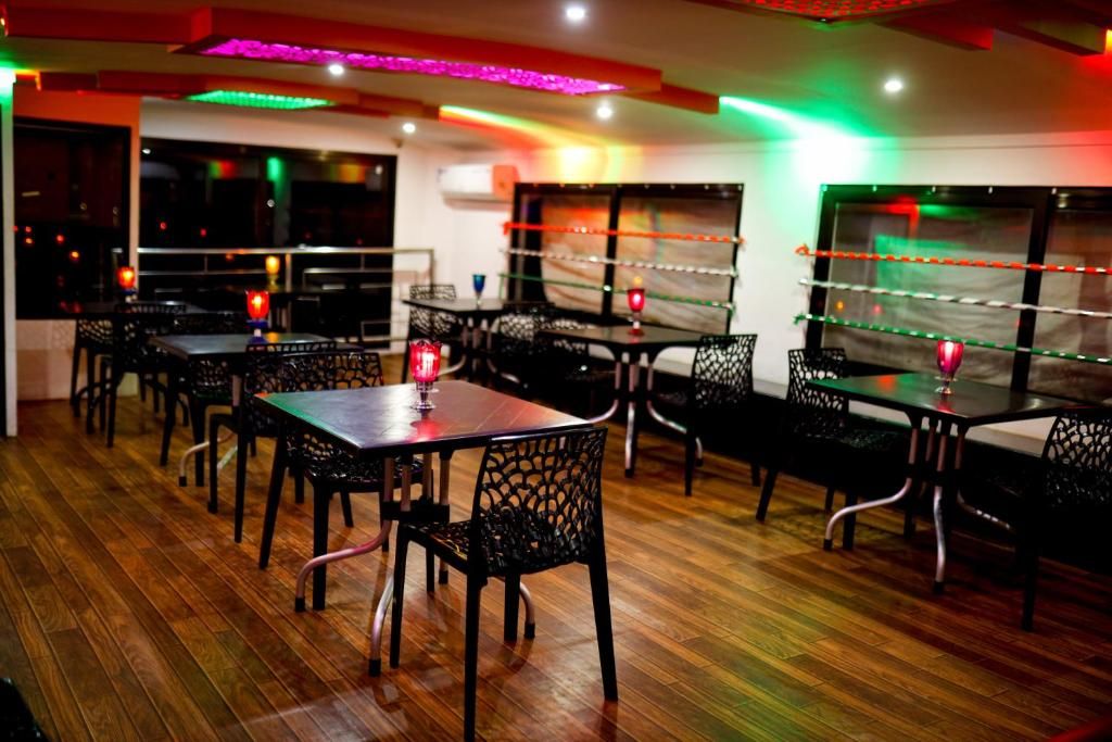 undefined JCT Houseboat 3