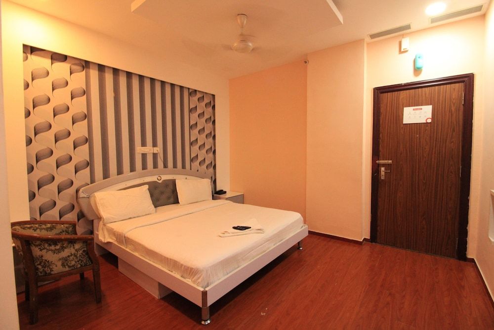 Aishwaryam Hotel Deluxe Room 11