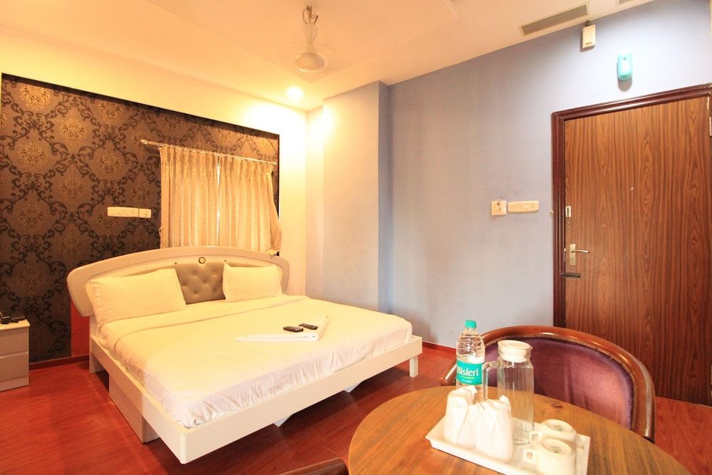 Aishwaryam Hotel Deluxe Room 8