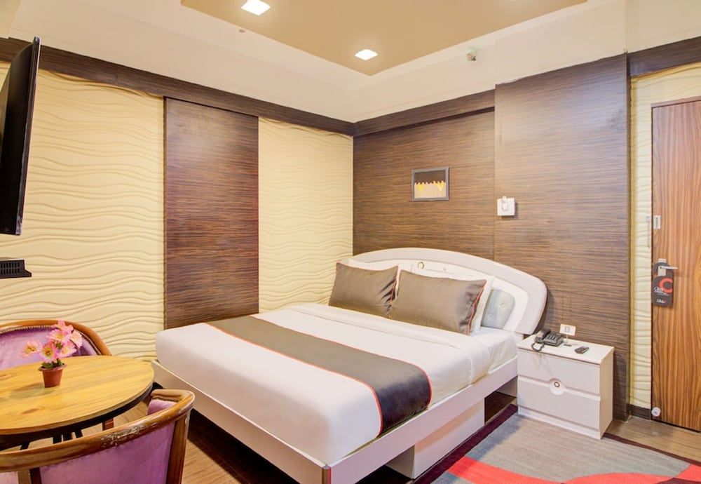 Aishwaryam Hotel Deluxe Room 3