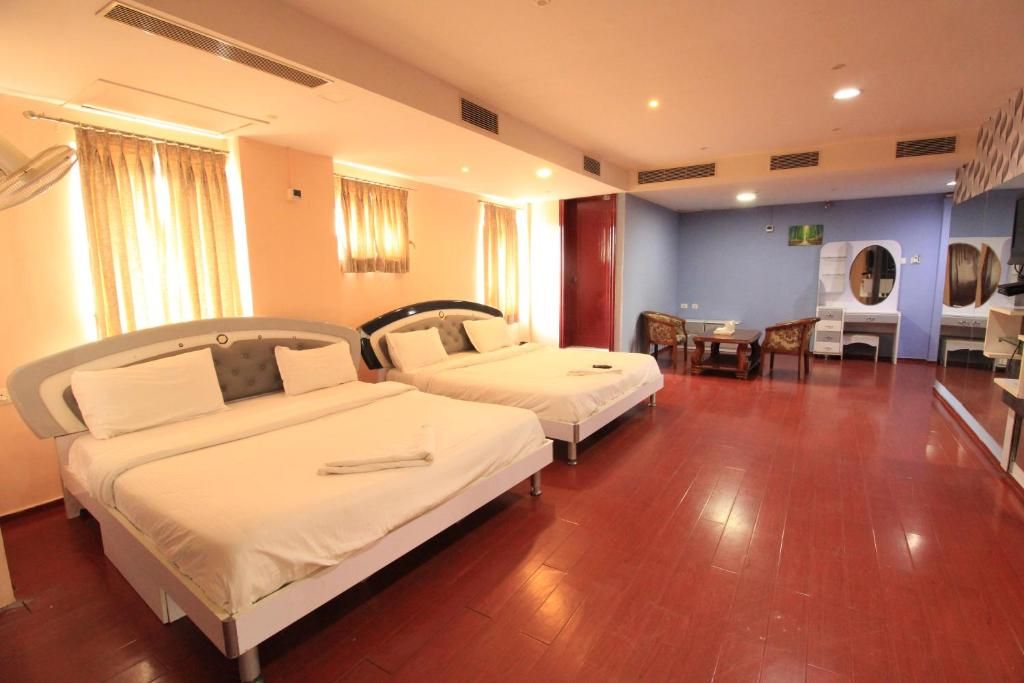 Aishwaryam Hotel Deluxe Room 5