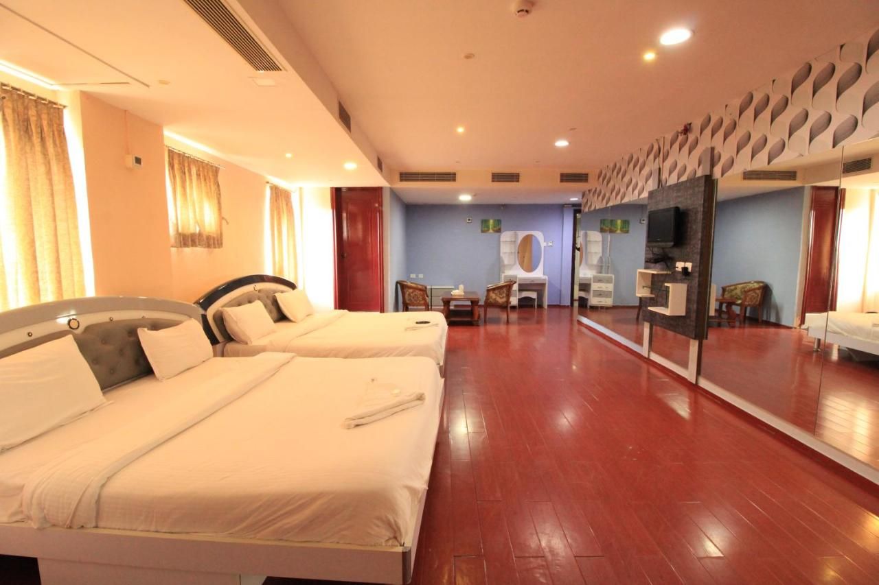 Aishwaryam Hotel Deluxe Room 9