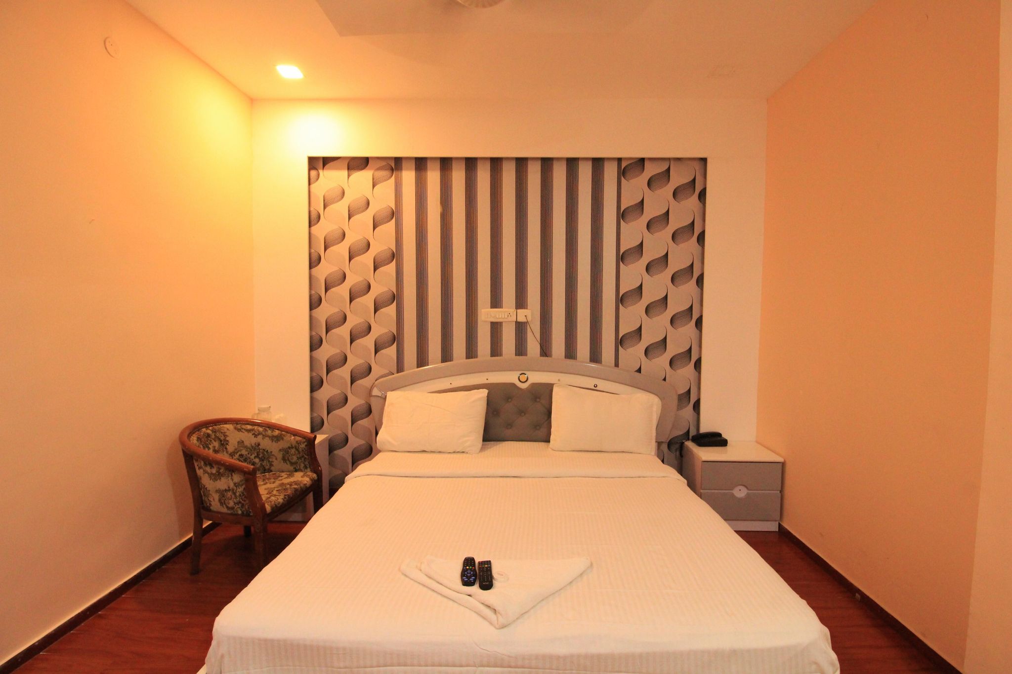 Aishwaryam Hotel Deluxe Room 4