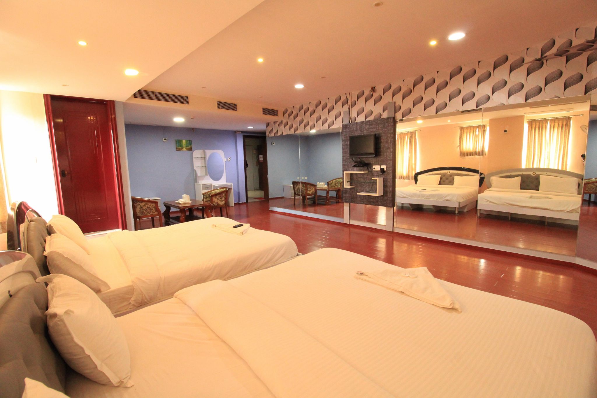 Aishwaryam Hotel Deluxe Room 7