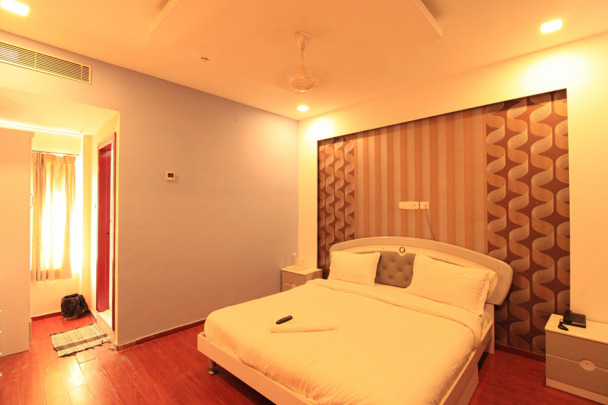 Aishwaryam Hotel Deluxe Room 6