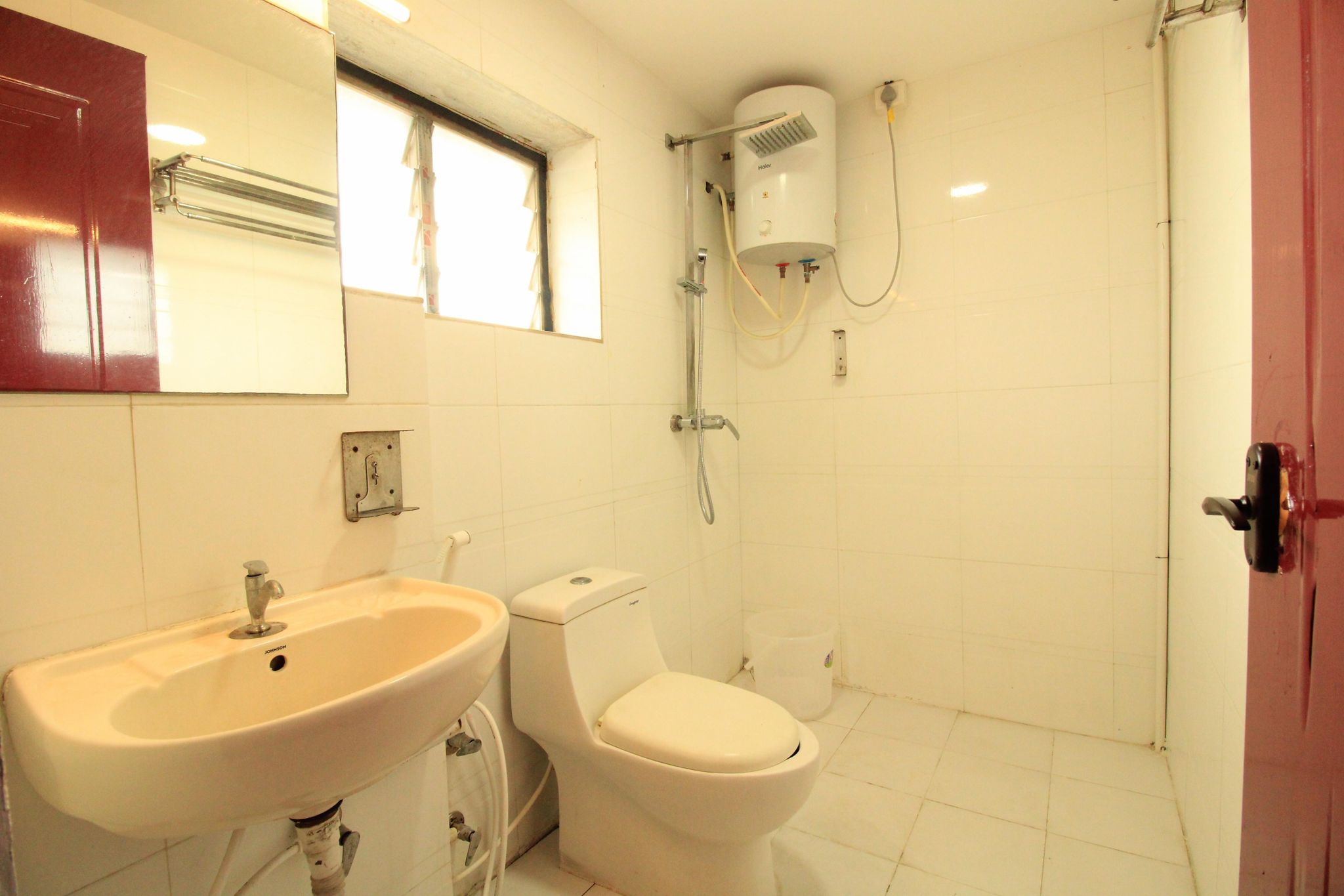 Aishwaryam Hotel Deluxe Room 12