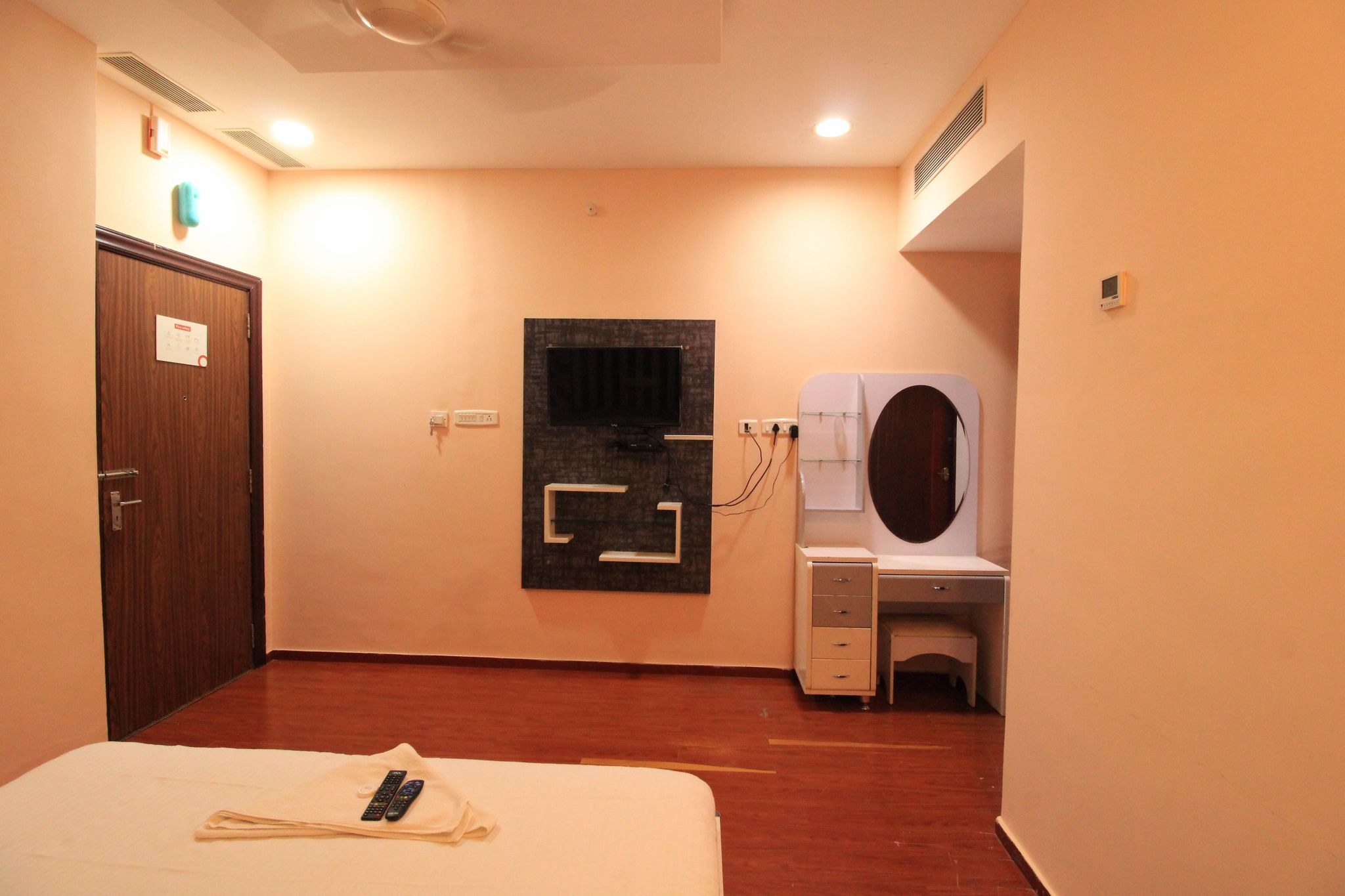Aishwaryam Hotel Deluxe Room 16