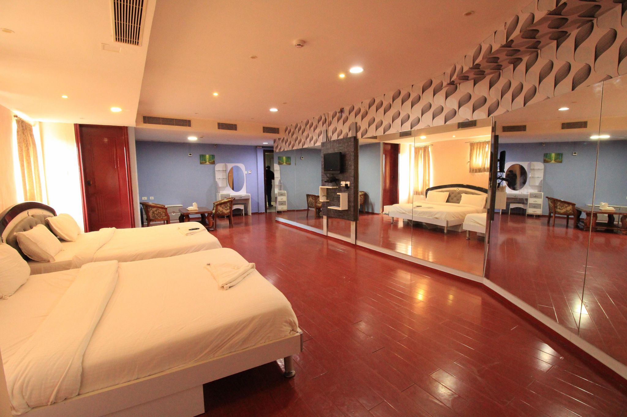 Aishwaryam Hotel Deluxe Room 10