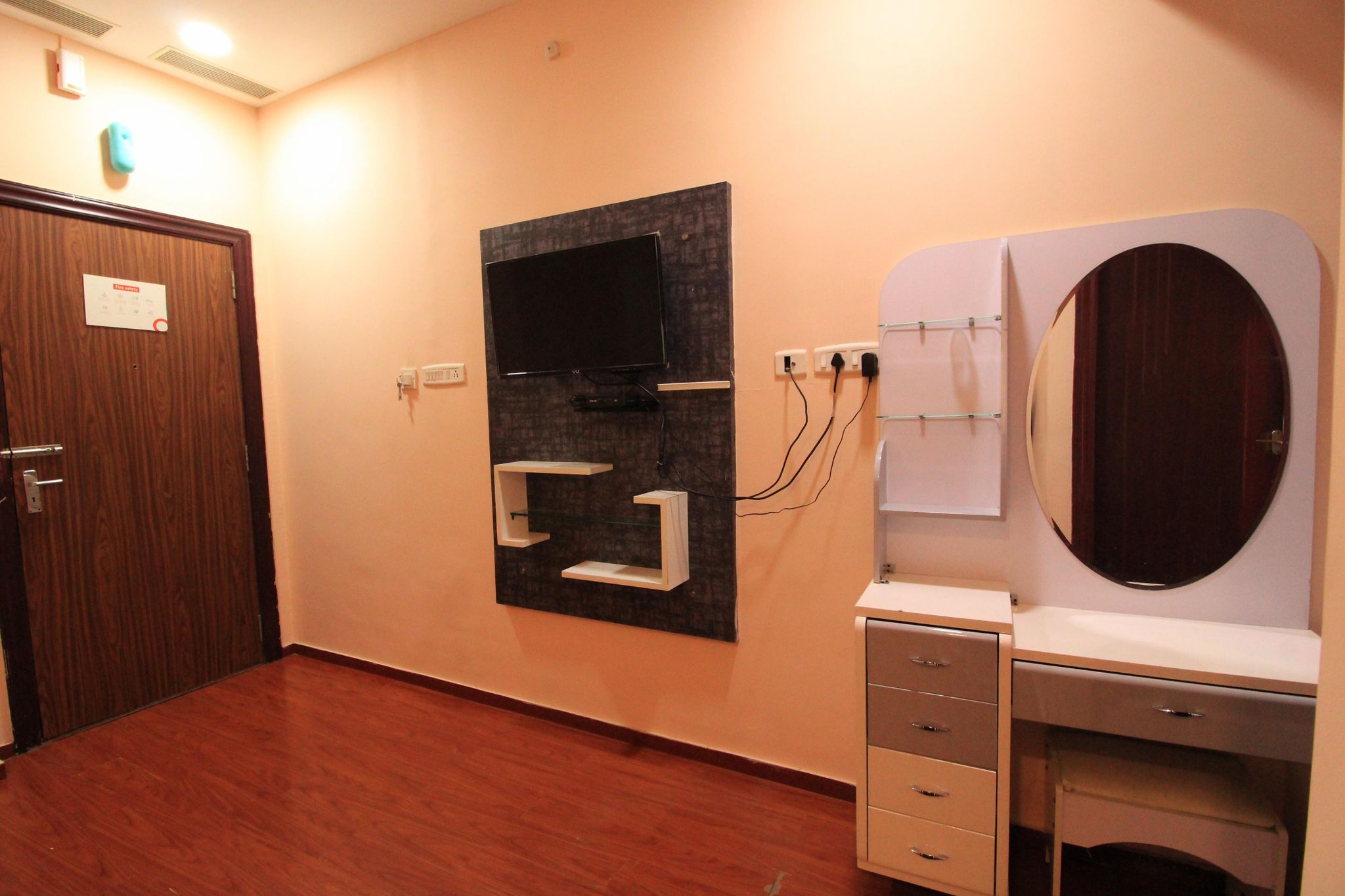 Aishwaryam Hotel Deluxe Room 18