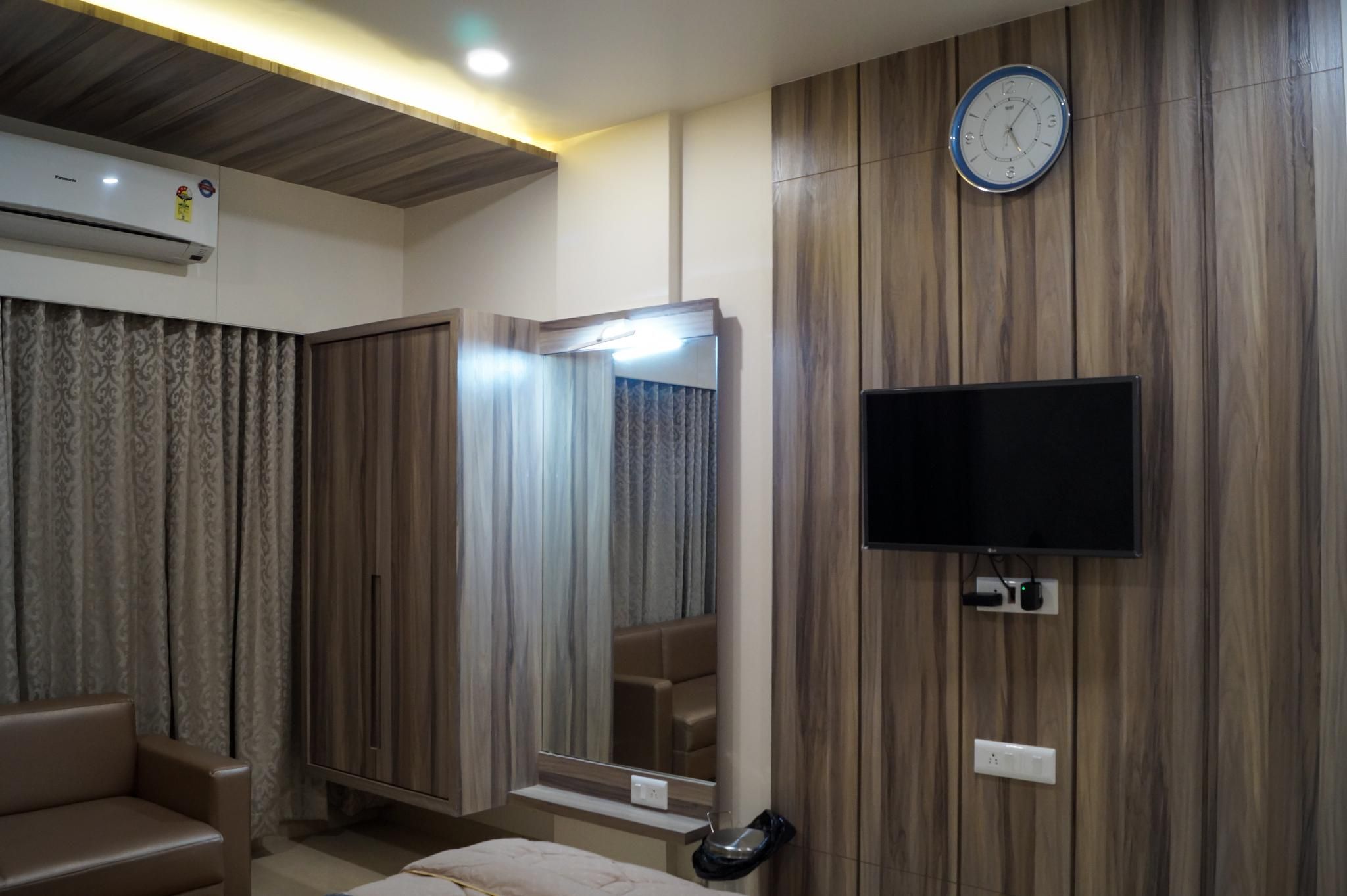 Hotel Midtown, Vadodara Super Deluxe 12
