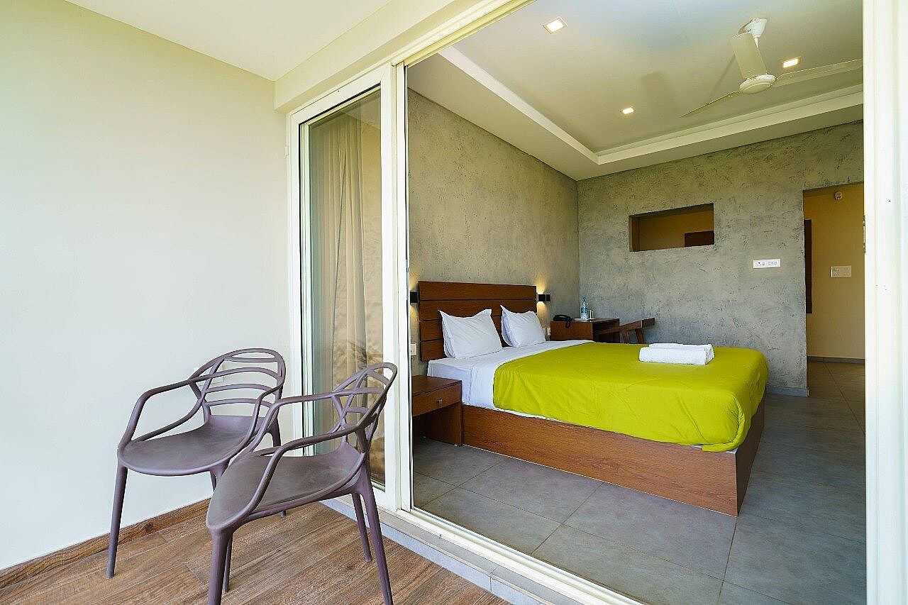 Windale Resort Munnar Deluxe Valley Facing Room with Balcony 7