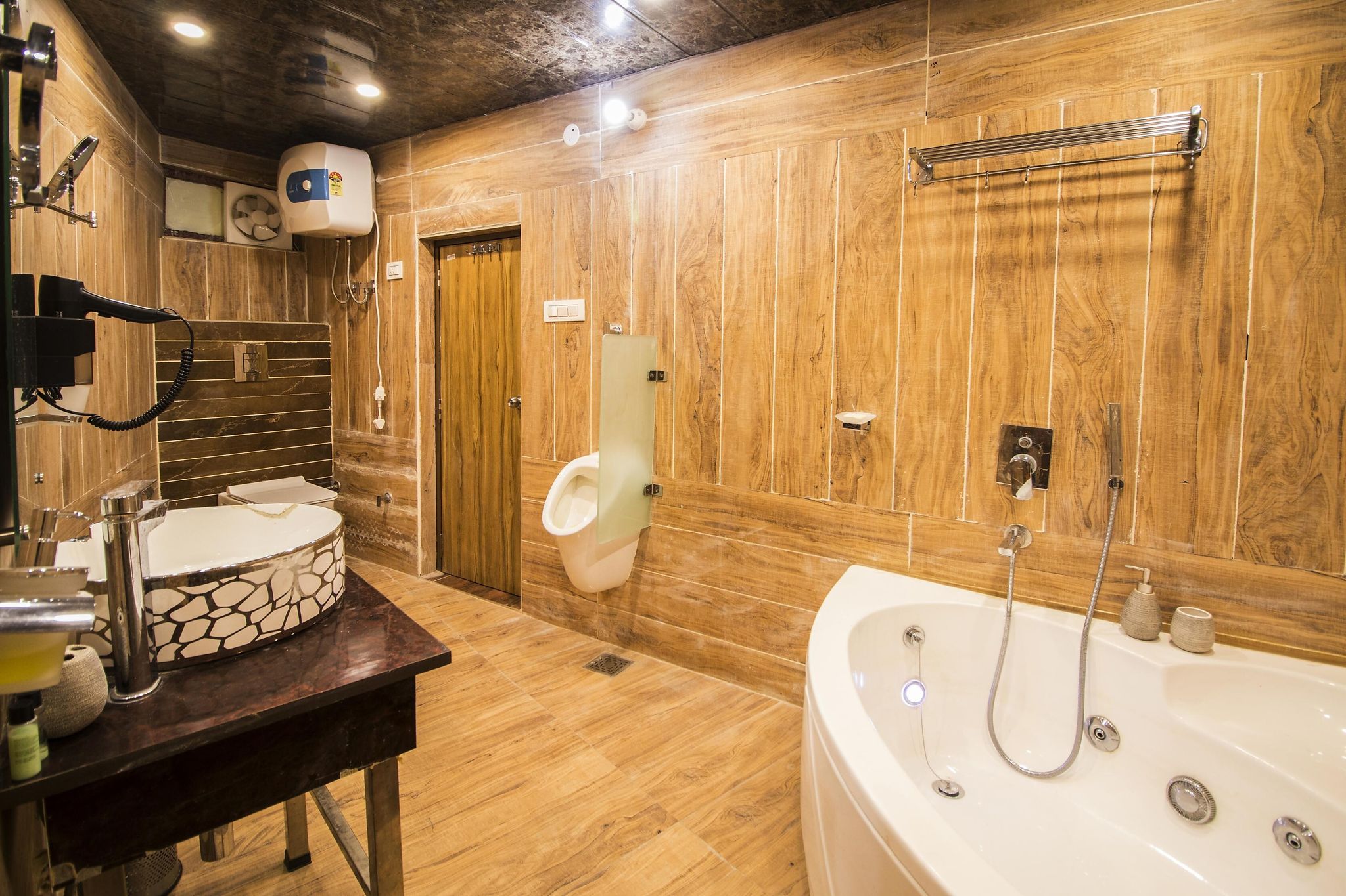 DLS Dalhousie Valley resort Luxury room 9