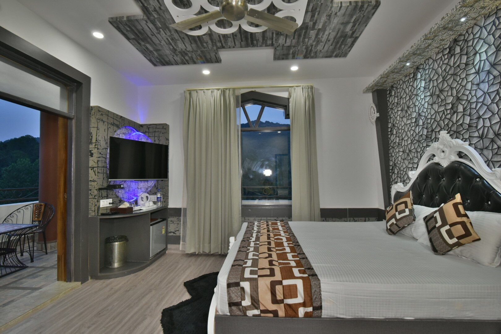 DLS Dalhousie Valley resort Luxury room 4