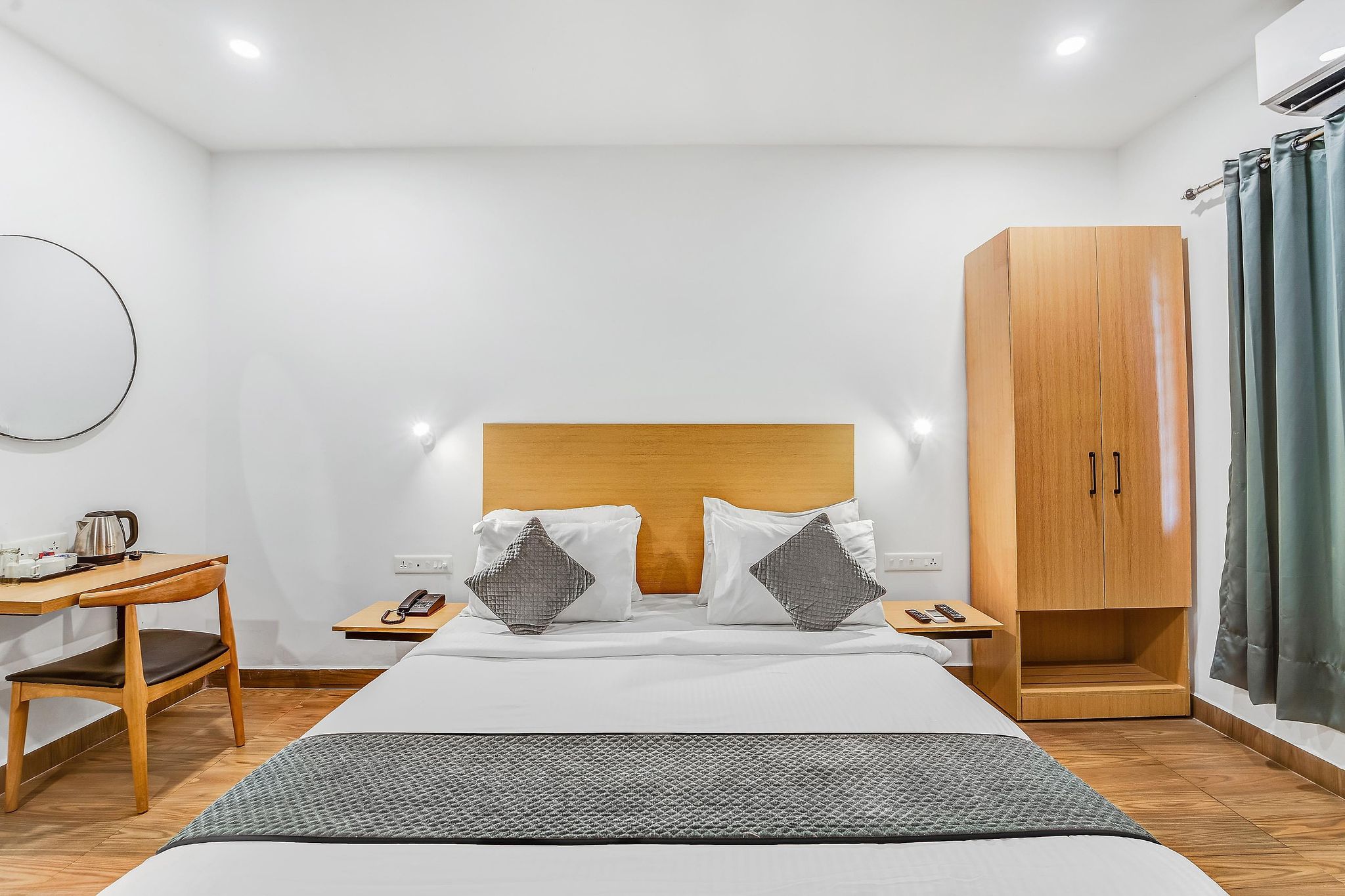 Upar Hotels - Nungambakkam Classic Room 4