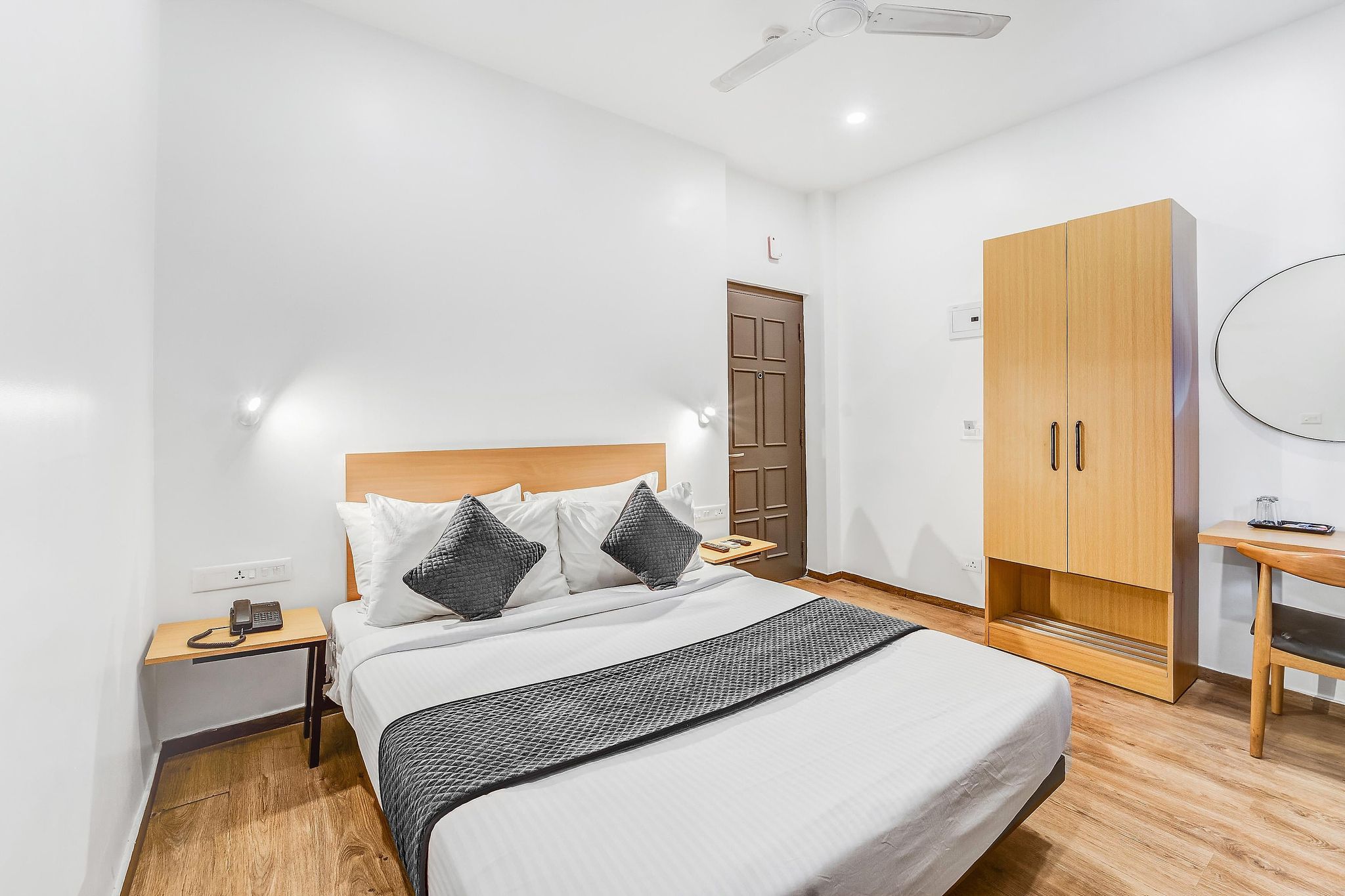 Upar Hotels - Nungambakkam Classic Room 2