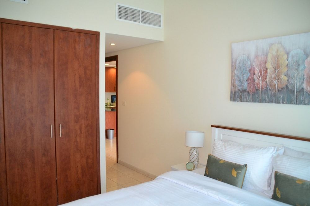 undefined Delightful Lake View 1 Bedroom in JLT 4