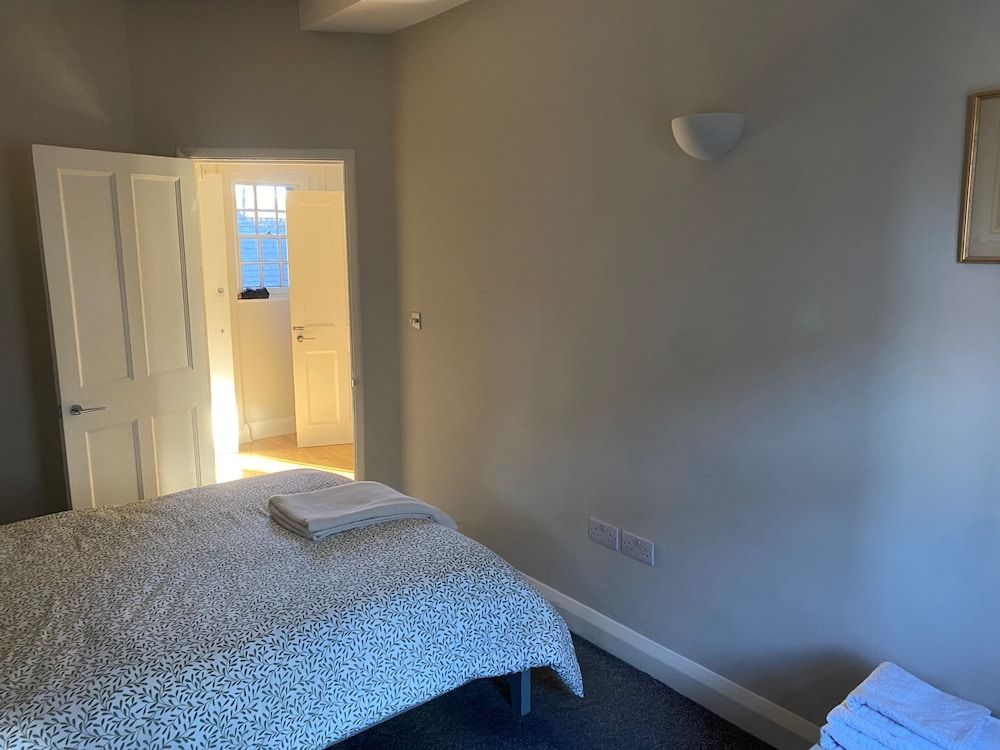 Victorian Building - Sleeps 5 - Pet Friendly Apartment 13