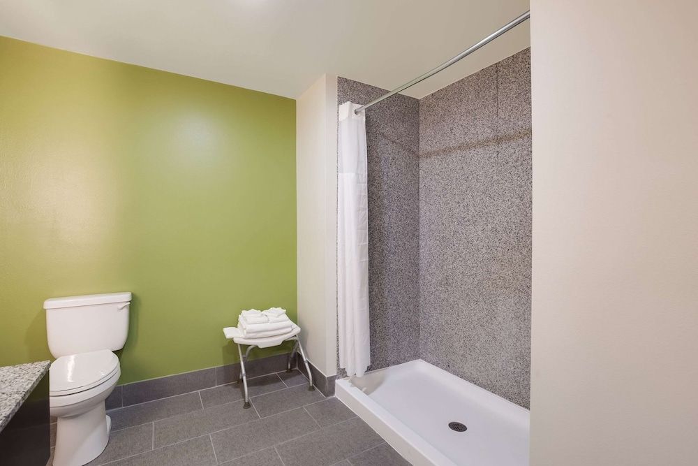 Sleep Inn & Suites North Mobile Saraland Room, 1 King Bed, Accessible, Non Smoking (Accessible Tub) 5