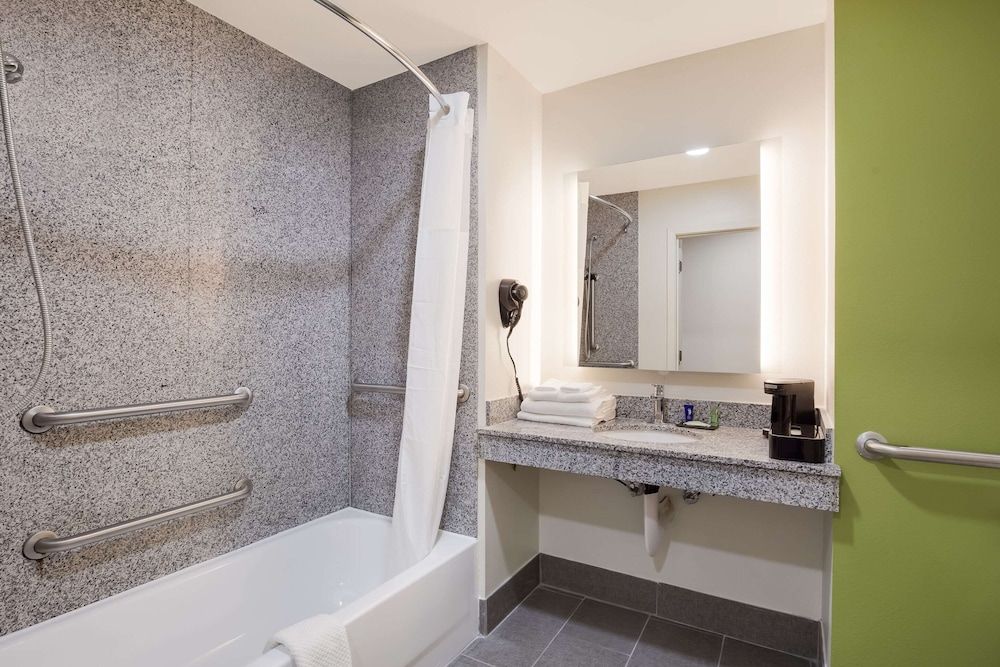 Sleep Inn & Suites North Mobile Saraland Room, 1 King Bed, Accessible, Non Smoking (Accessible Tub) 7