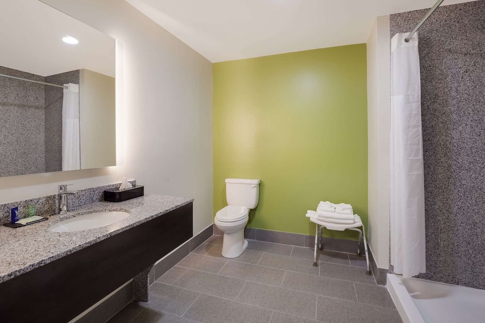 Sleep Inn & Suites North Mobile Saraland Room, 1 King Bed, Accessible, Non Smoking (Accessible Tub) 6