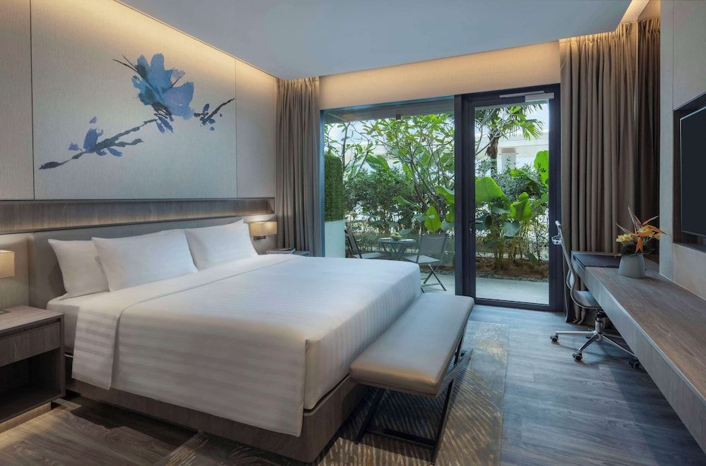 Deluxe Room, 1 King Bed, Patio, Pool View (Laguna)