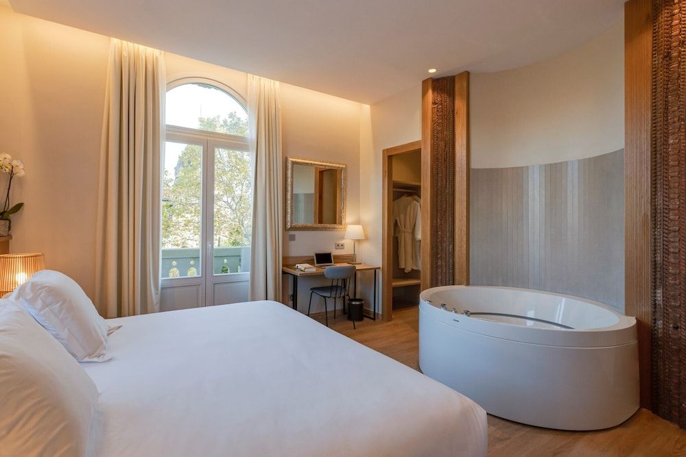 Hotel Boutique Mirlo Barcelona Deluxe Room, Jetted Tub 4