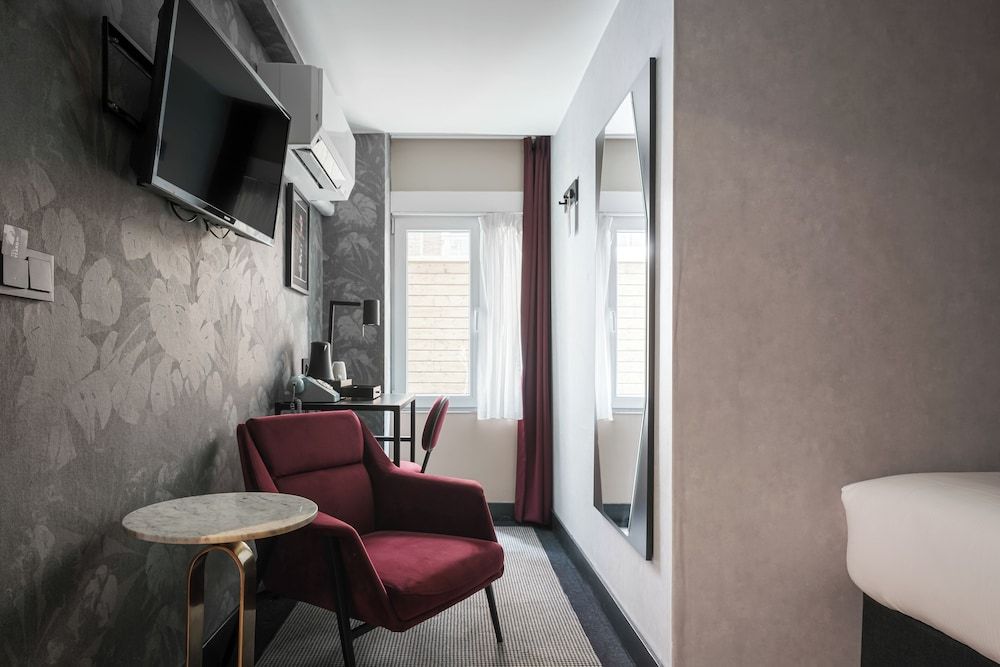 Krisotel Souterrain Twin Room 4