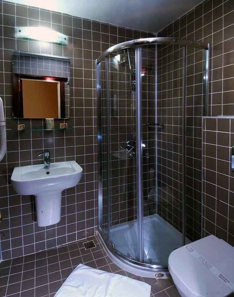 Şebnem Hotel Quadruple Room 3