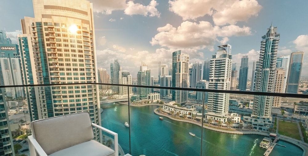 LUX - Contemporary Suite with Full Marina View 5