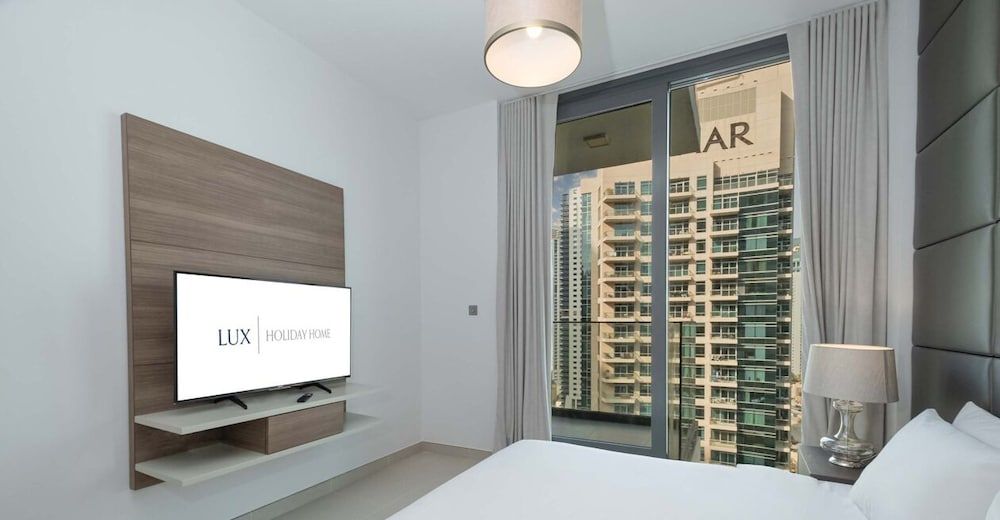 LUX - Contemporary Suite with Full Marina View 5 Deluxe Apartment 9