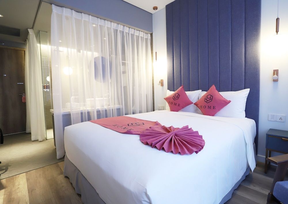 HOME Hotel Superior Double Room (Window) 9