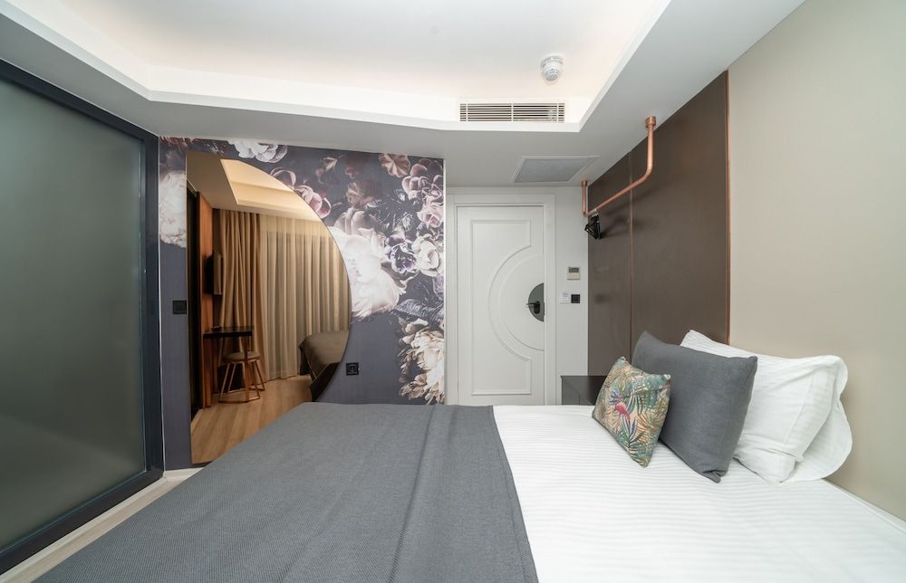 Fama Karakoy Standard Room, 1 Queen Bed 4