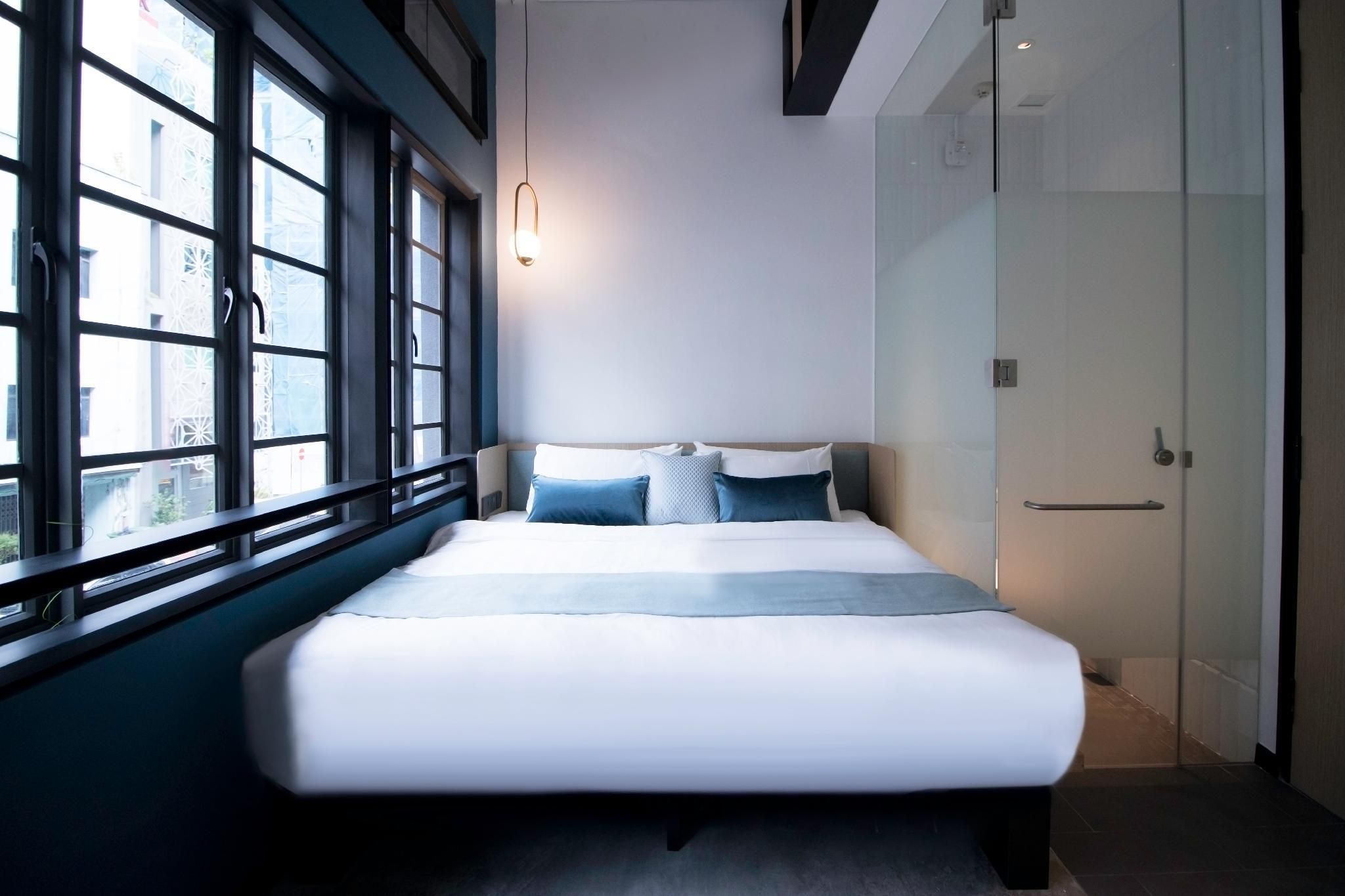 Deluxe King - With Window