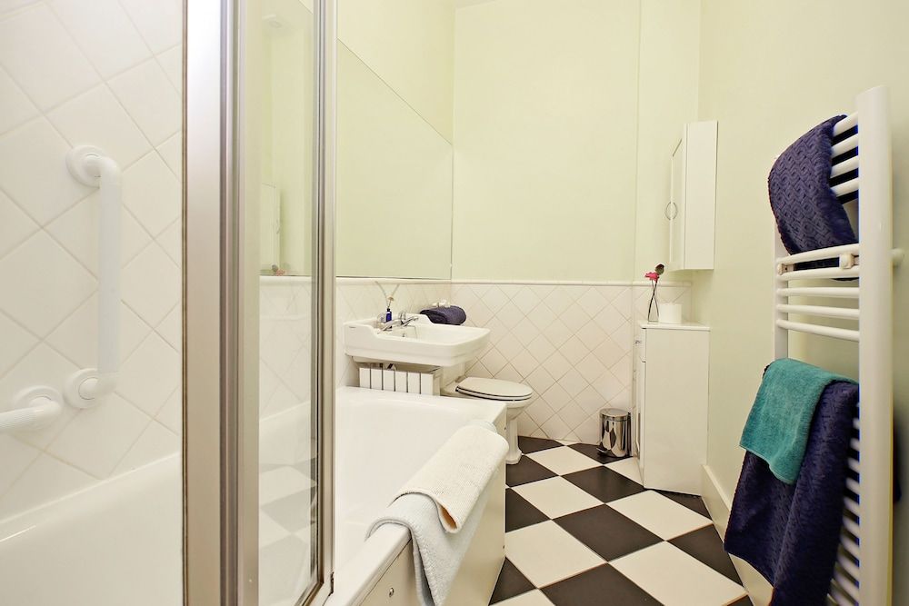 Classic Beautiful Apartment One-Bedroom Apartment 10