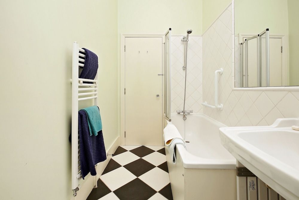 Classic Beautiful Apartment One-Bedroom Apartment 9