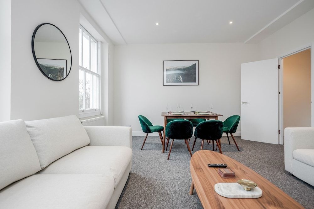 Stunning 2 Bedroom Duplex Apt in Center of Camden Club Suite 15