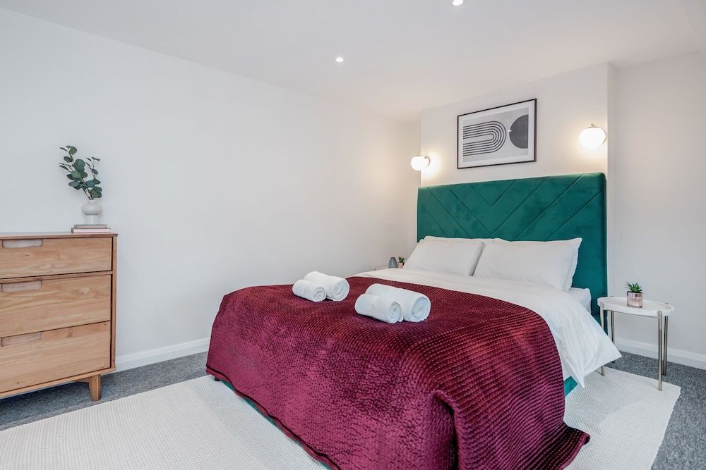 undefined Stunning 2 Bedroom Duplex Apt in Center of Camden 7