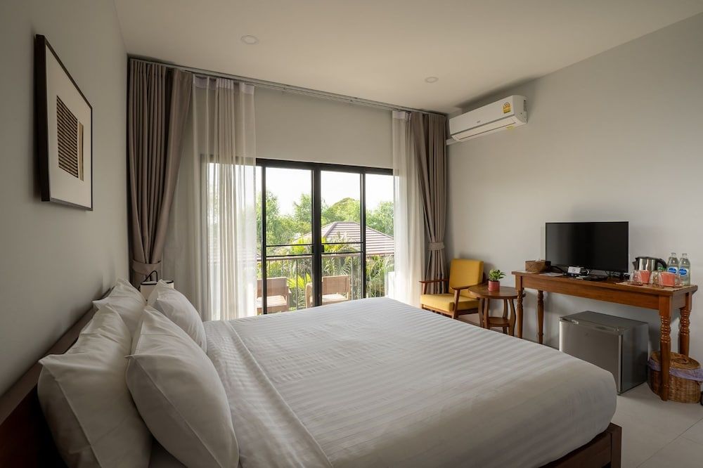 Ploen Pirom Cozy Deluxe King Bed 2