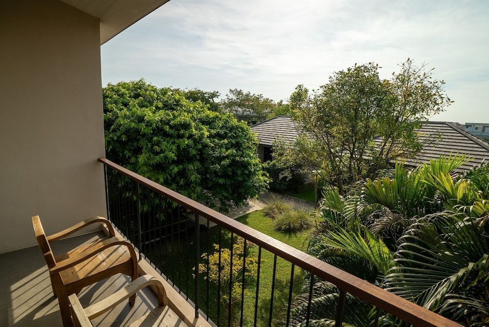 Ploen Pirom Cozy Deluxe King Bed 4