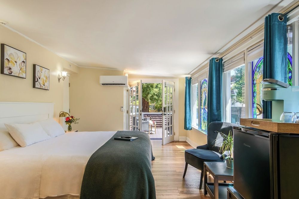 Cedar Gables Inn Accessible Suite (ADA) 2