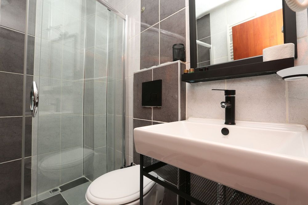 Perazre Hotel Standard Double Room 4