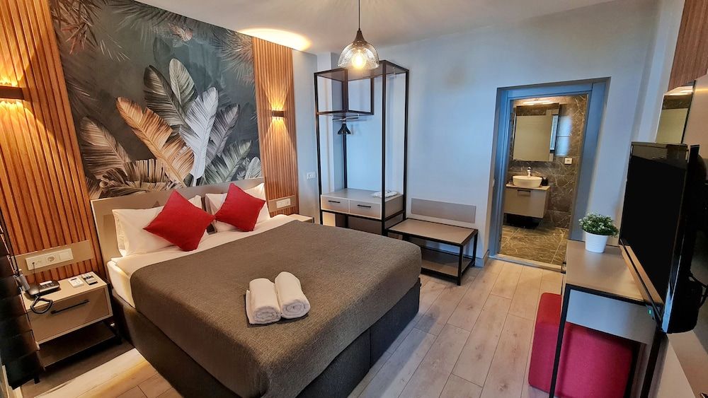 Superior Suite, Partial Sea View