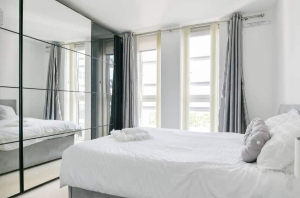 undefined Lux 1-bed Apt. With Balcony 4